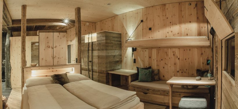 Das könnte bald euer Zimmer sein: Ganz viel Holz in der Hütte im "Mama Thresl".